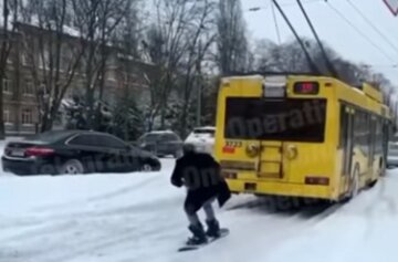 Киевлянин прокатился на сноуборде, прицепившись к троллейбусу, видео: "Решил проблему поездок на работу"
