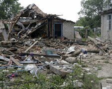 Разрушенный жилой дом после утреннего обстрела боевиков в селе Луганское Донецкой области, 23 июля 2
