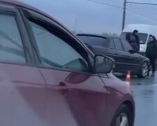 Киевлянин распрощался с жизнью за рулем, неуправляемое авто поехало дальше: видео и детали