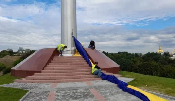 Самый большой флаг Украины пришлось спустить после недели открытия, фото: что произошло