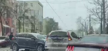 "Дорога не чищена, навіть кінь не валявся": Харків заполонили величезні пробки, фото