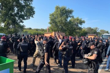 В Черкасской области произошли столкновения между ветеранами, которые приехали на открытие арт - объекта "Сердце Украины", и правоохранителями