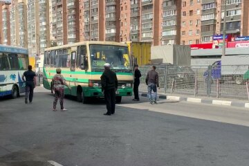 Пасажирам довелося штовхати автобус на тлі "успішного Харкова Кернеса": епічне відео