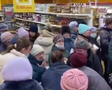 Росіяни б'ються в магазинах за цукор, кадри: панічно скуповують навіть антидепресанти