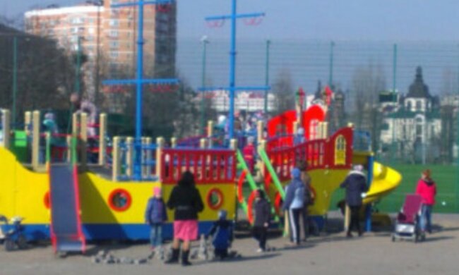 Стрілянина почалася на дитячому майданчику у Львові, є постраждалі: перші кадри з місця
