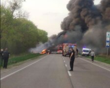 Автобус с пассажирами врезался в бензовоз на украинской трассе: много погибших