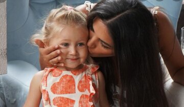 Победительница "Танців з зірками" Димопулос показала, какой модницей растет ее 3-летняя дочь: "Уже отбирает мои вещи"