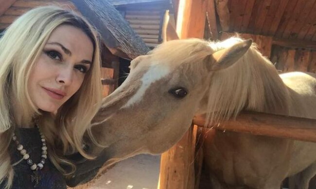 Похожая на лошадь Ольга Сумская поразила видом на новых фото и признанием: «Еще можно насладиться...»