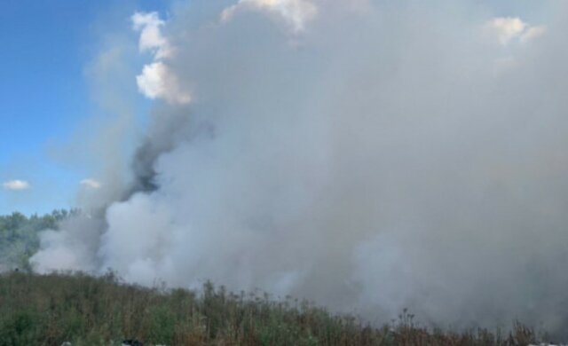 На Харьковщине спасатели второй день борются с огнем, фото: 15 очагов пожара