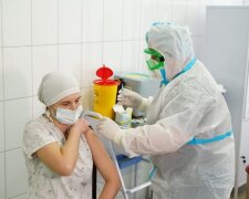У Київській області почали робити щеплення від коронавірусу: хто першим отримав вакцину