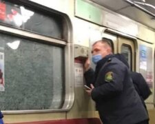 ЧП в метро Киева: атакован поезд с пассажирами, кадры беспредела