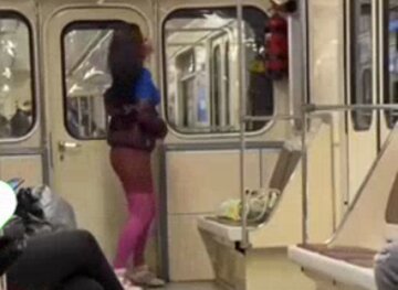 "Три синіх фактори": киянка повеселила пасажирів метро раптовими танцями у вагоні, відео