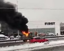 Пожежа спалахнула на Столичному шосе в Києві, відео: "водії кинулися на допомогу