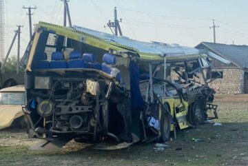 Автобус медбатальйону зіткнувся з військовою вантажівкою, є жертва і багато поранених: кадри і деталі ДТП