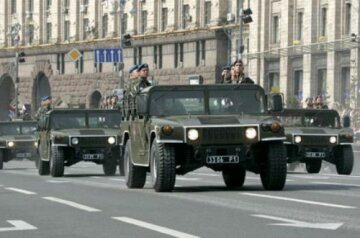 В центр Киева стягивают военную технику, станции метро закрывают: что происходит, фото