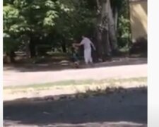 У Дніпрі неадекватний побив чужу дитину за "порушення меж двору": відео інциденту