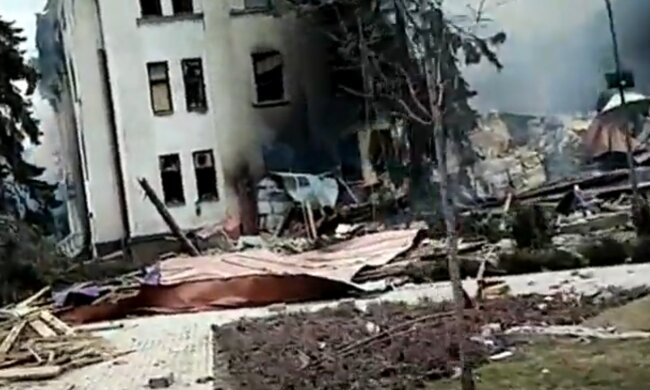 Обстрел драмтеатра с людьми в Мариуполе: новые кадры опровергли российские фейки