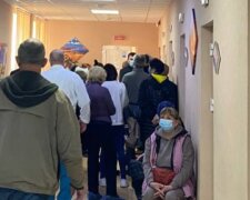 Здоровые рядом с больными: длинные очереди в поликлиниках Одессы показали на видео