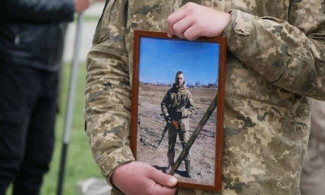 На Дніпропетровщині попрощалися з українським Героєм, кадри: люди не стримували сліз
