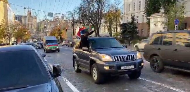 В Киеве празднуют прекращение конфликта в Карабахе, видео: "проехались по столичным улицам с..."