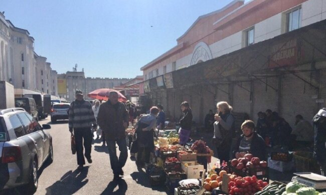 Первые рынки открылись в Одессе: в каких условиях работают продавцы, фото