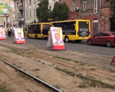 В Одесі заставили трамвайну лінію суцільною агітацією, жителі в гніві: "Крали і будуть красти"