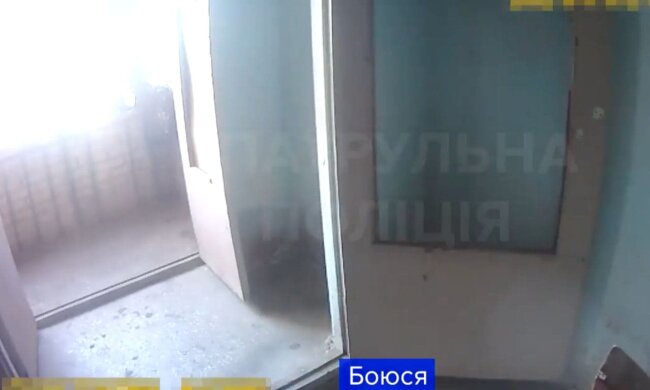 Чоловік вирішив зістрибнути з висоти 11-го поверху, відео: поліцейські здійснили справжній подвиг