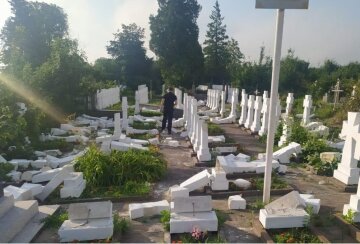 Вандал устроил погром на кладбище сечевых стрельцов, уничтожено 59 крестов: кадры бесчинств