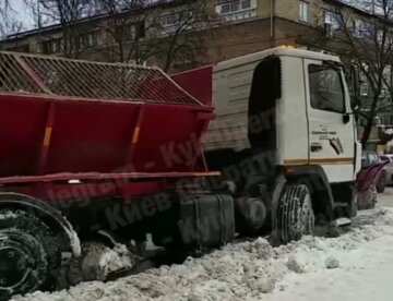 У Києві снігоприбиральна машина застрягла посеред дороги, паралізувавши весь рух: відео
