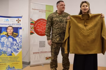 Бронею відтепер назвав сорочку Олександр Півненко:  у Національній бібліотеці для дітей створили особливу вишиванку для Героя