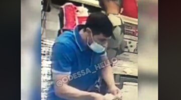 Опасный аферист орудует в супермаркетах Одессы, видео: "просит разменять, а потом..."