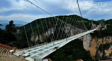 Самый длинный в мире стеклянный мост откроется в Китае (фото, видео)