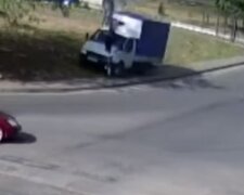 Разрушительное ДТП в Одессе, видео: "грузовик вынесло на тротуар и..."