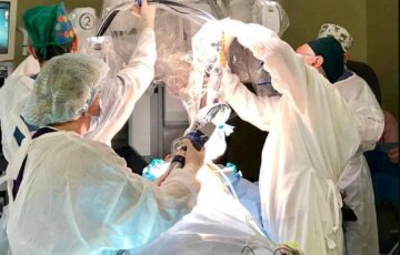 Робот-хірург успішно прооперував українця, фото унікальної операції: "Це наша нова реальність"