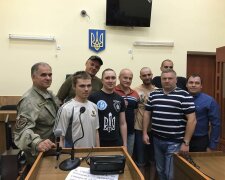 Суд отпустил добровольцев «Днепра-1» (фото)