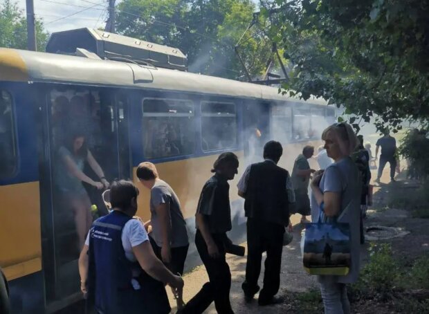 Трамвай з пасажирами загорівся у Дніпрі: комунальники кинулися на допомогу