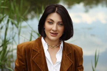 Дружина Сергія Бабкіна Сніжана полонила виглядом у мереживній блузі: "Дуже класно"