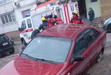 В Киеве автомобиль провалился под асфальт и застрял: без помощи спасателей не обошлось