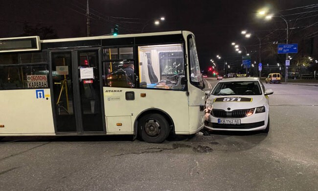 У Києві маршрутка з пасажирами протаранила таксі: кадри з місця подій