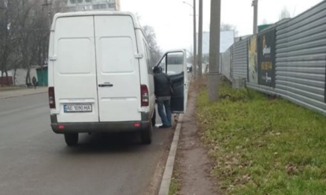 "Прям из машины": маршутчики превратили улицу в Днепре в писсуар, кадры не для брезгливых