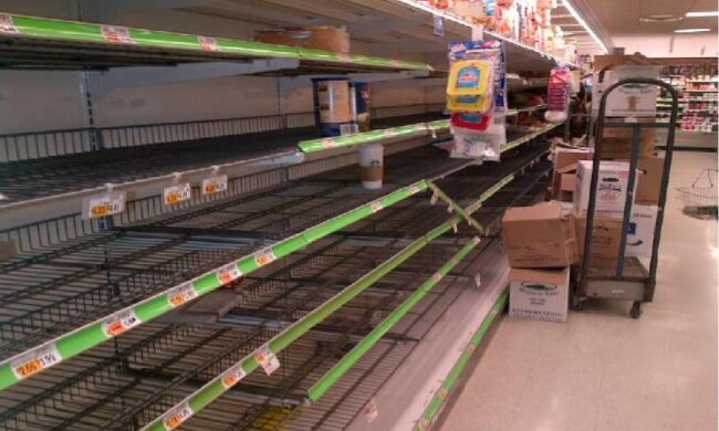 Дефіцит продуктів в Україні: що зникло з полиць після ударів по складах