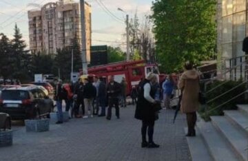 В Харькове загорелся торговый центр, слетелись пожарные: кадры с места ЧП