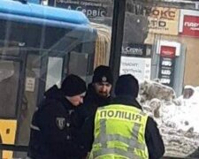 У Києві сталася трагедія на зупинці трамвая: на місце терміново з'їхалася поліція, фото