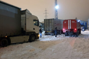 Транспорт массово попал в снежный плен в Днепре: пришлось вмешиваться спасателям