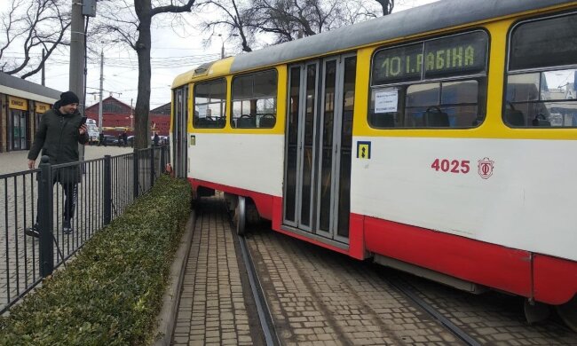 Трамвай с пассажирами сошел с рельсов в Одессе, движение заблокировано: кадры аварии