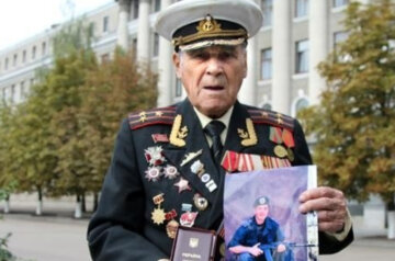 "Путин, что ж ты делаешь?": 102-летний ветеран не смог сдержать слез на прощании с внуком