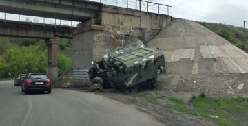 На Харьковщине авто с военными протаранило опору моста: фото с места ДТП