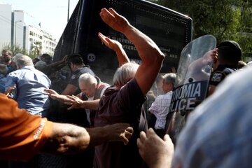 Грецька поліція розігнала пенсіонерів-протестувальників (фото, відео)