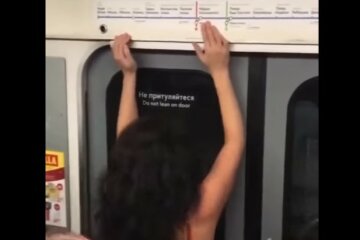 Молодая девушка потрясла пятой точкой в киевском метро, видео: "отжигала" прямо в вагоне