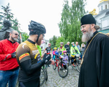 Верующие УПЦ на велосипедах отправились в 450-километровое паломничество из Киева в Почаев